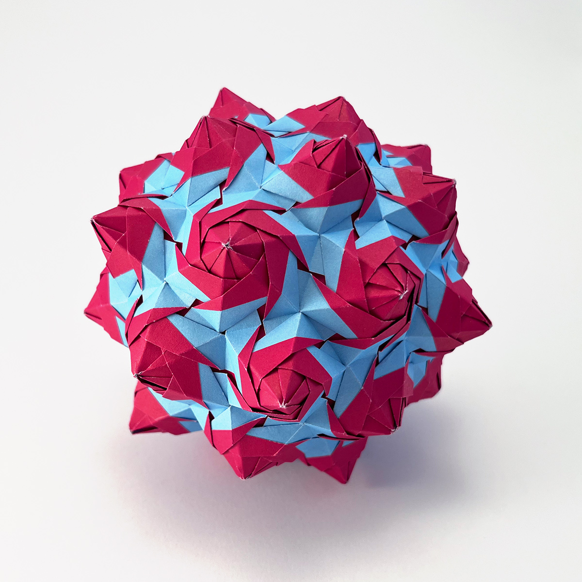 Model: Rose Unit Stellated Truncated Dodecahedron (90 units) designed by Tomoko Fuse folded and photographed by Stephanie Gruschka