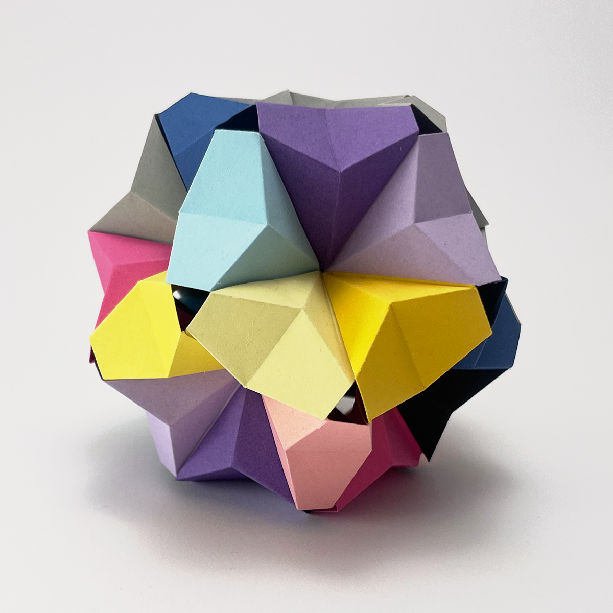 Model: Morning glory (30 units) designed by Tomoko Fuse folded and photographed by Stephanie Gruschka