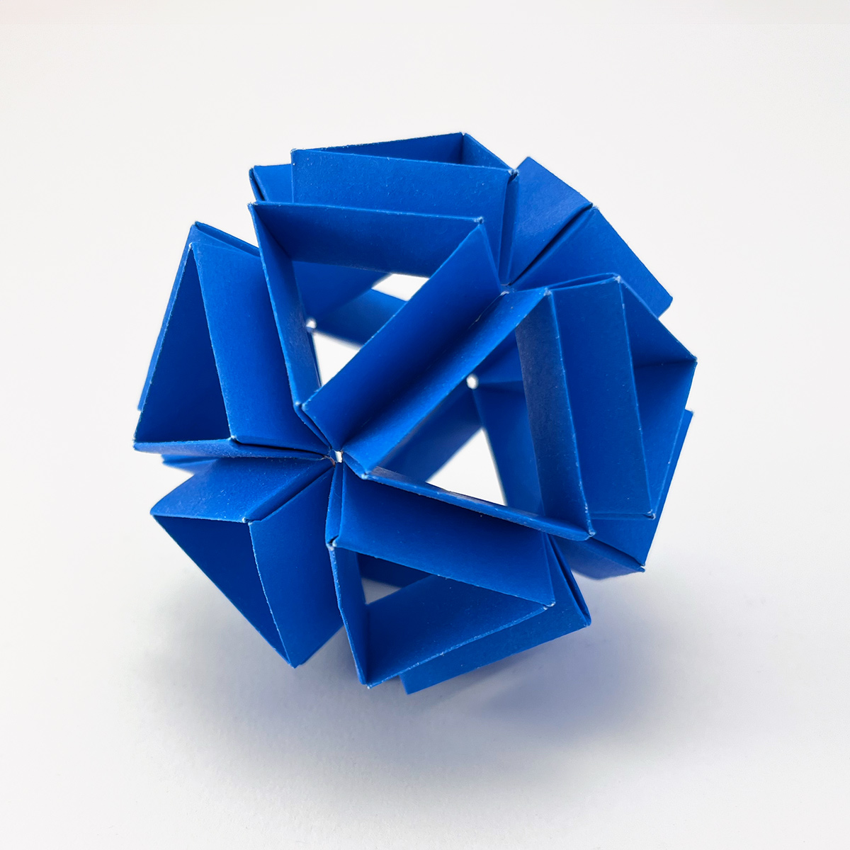 Model: Double boat model (30 units) designed by Tomoko Fuse folded and photographed by Stephanie Gruschka