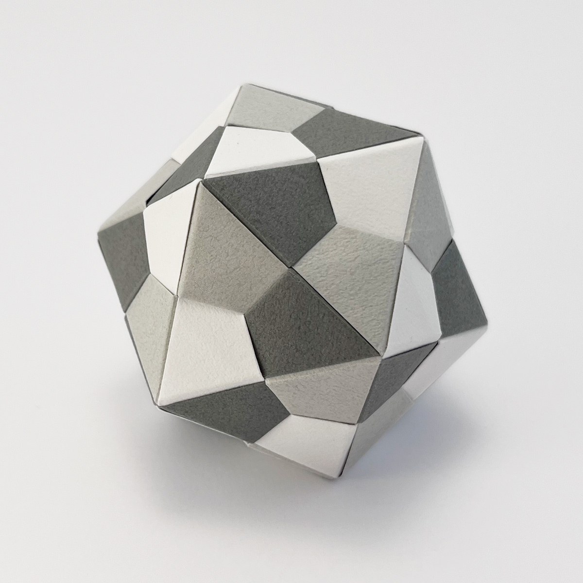 Model: triangle edge module icosahedron (30 units) designed by Lewis Simon and Bennett Arnstein folded and photographed by Stephanie Gruschka