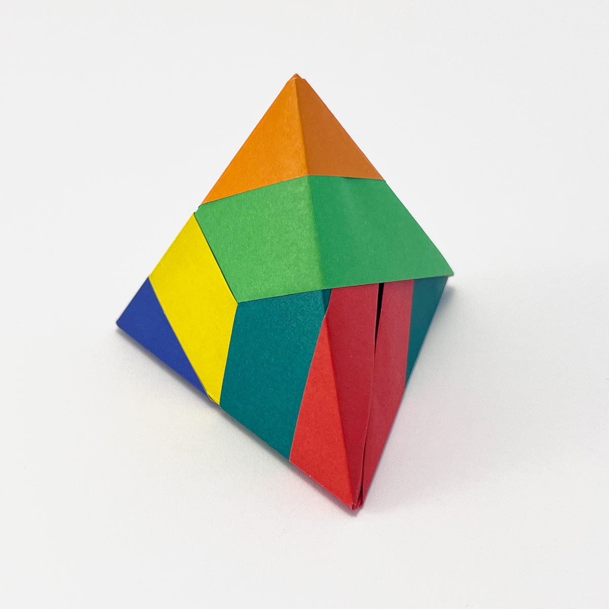 Model: Tetrahedron the barber (3 units) designed by Tomoko Fuse folded and photographed by Stephanie Gruschka