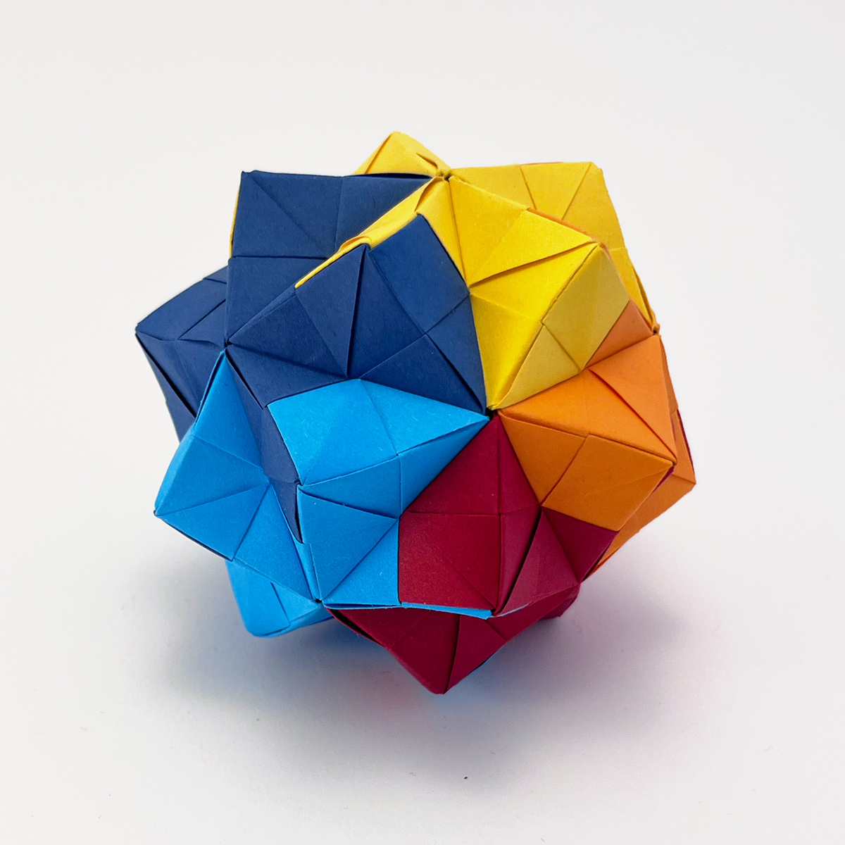 Model: Bird 30-unit assembly designed by Kunihiko Kasahara folded and photographed by Stephanie Gruschka