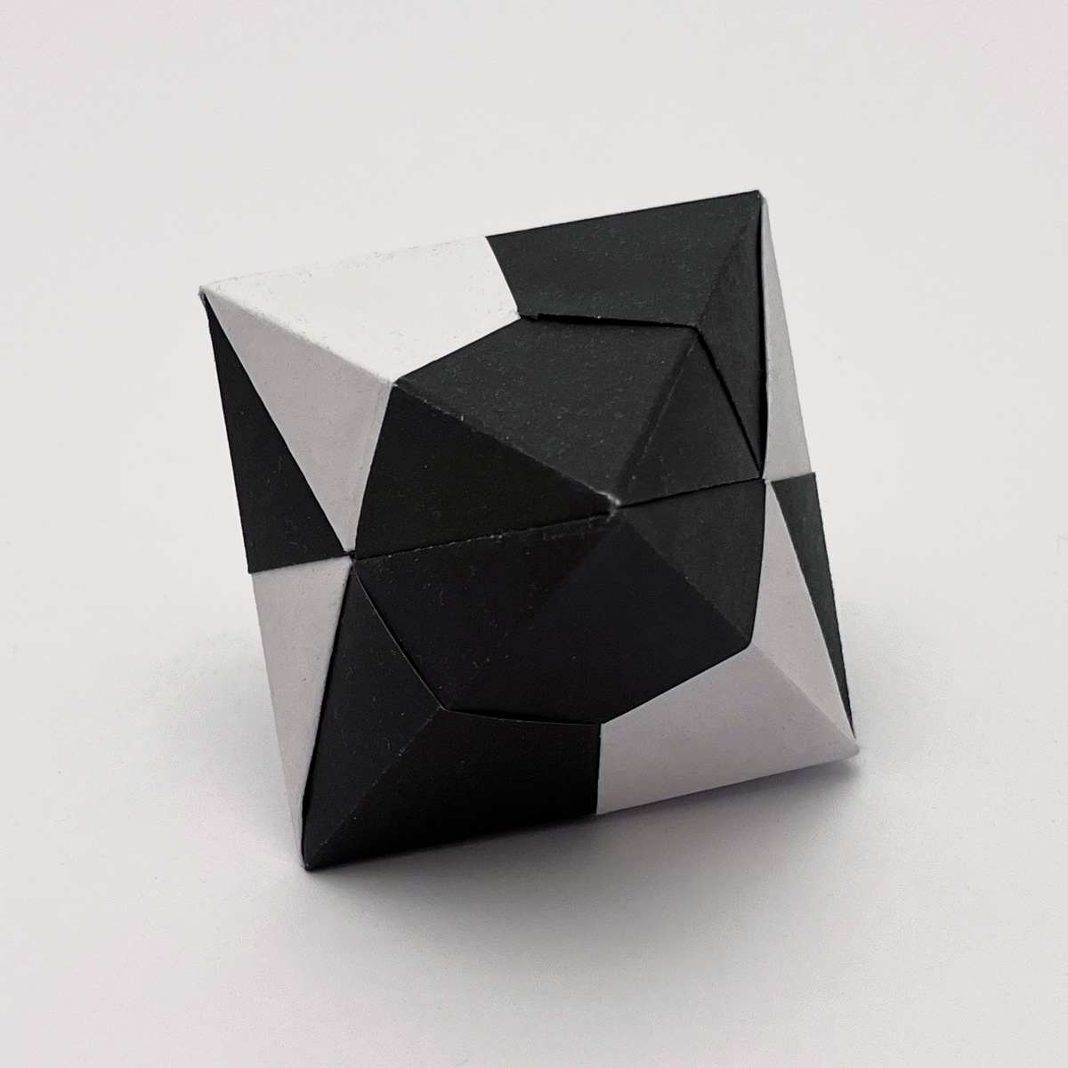 Model: Propeller Unit (4 unit assembly) designed by Tomoko Fuse folded and photographed by Stephanie Gruschka