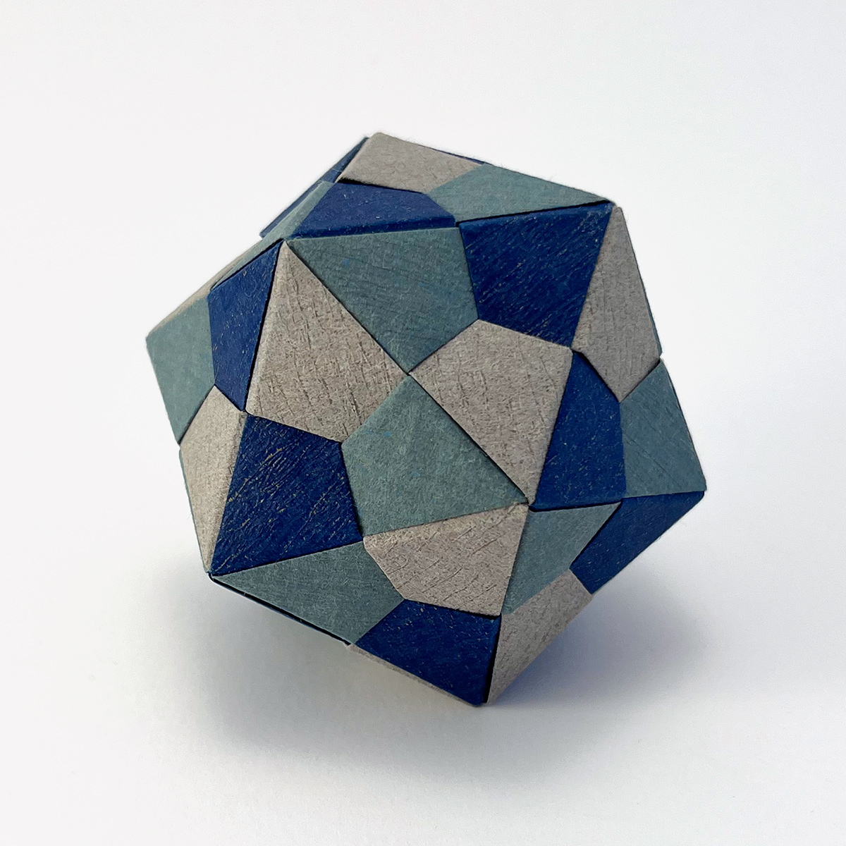 Model: triangle edge module icosahedron (30 units) designed by Lewis Simon and Bennett Arnstein folded and photographed by Stephanie Gruschka