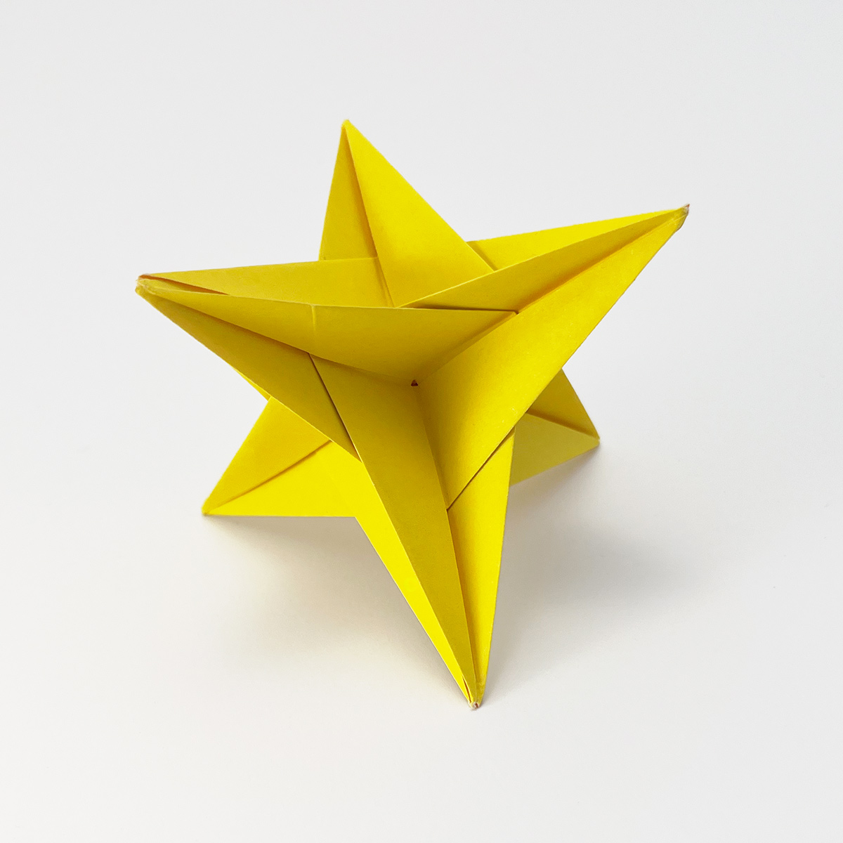 Model: Cross-shaped star (12 units) designed by Tomoko Fuse folded and photographed by Stephanie Gruschka