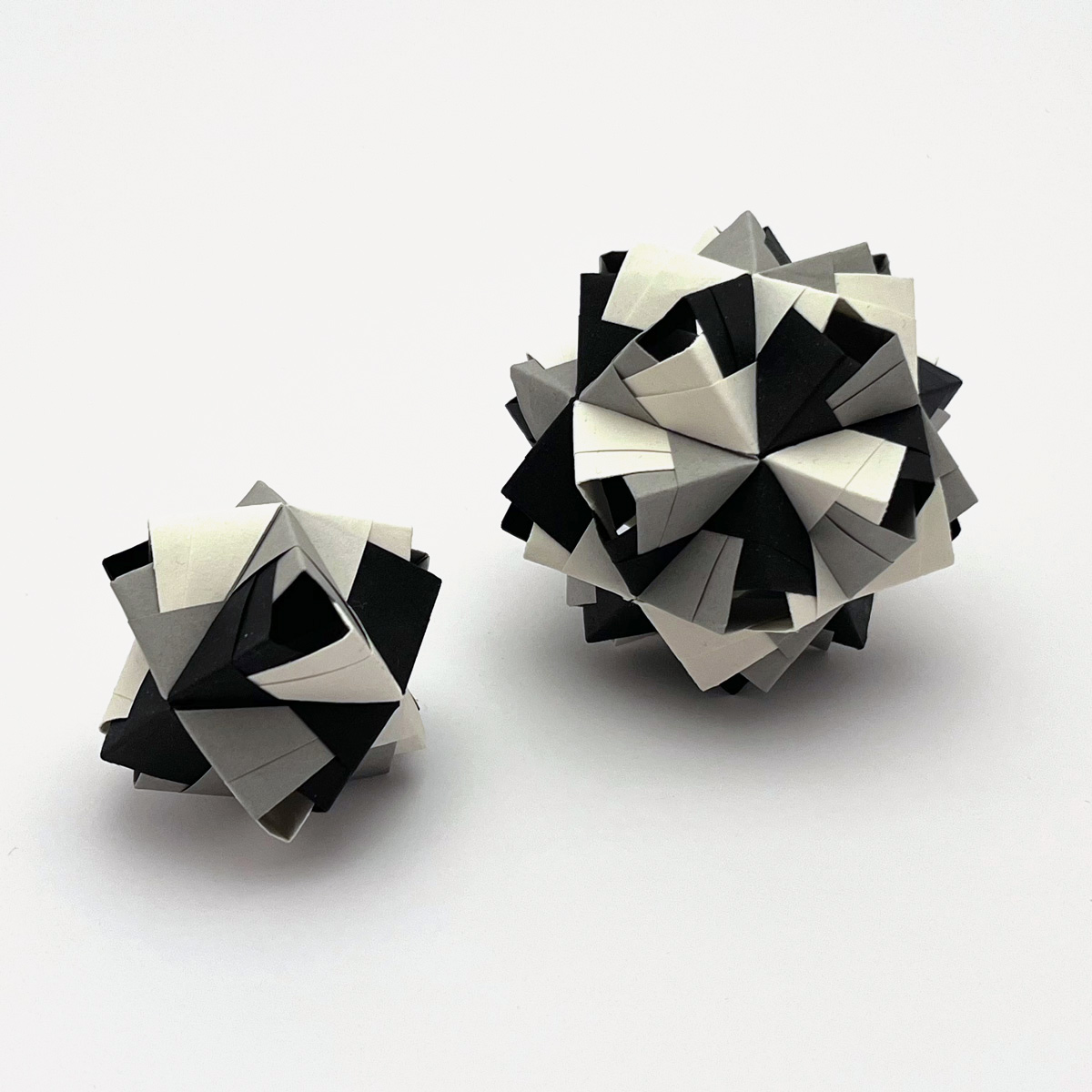 Model: Little Island Kusudama designed by Maria Sinayskaya (24 units and 30 units) folded and photographed by Stephanie Gruschka
