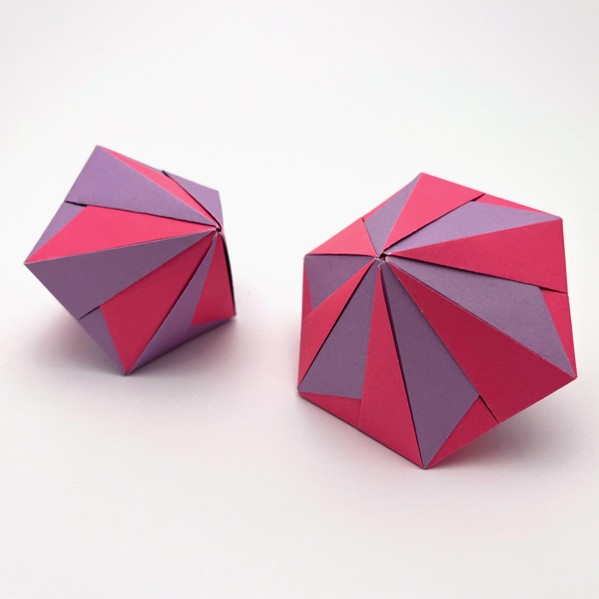 Model: Silver Star unit (5 units and 6 units) designed by Tomoko Fuse folded and photographed by Stephanie Gruschka
