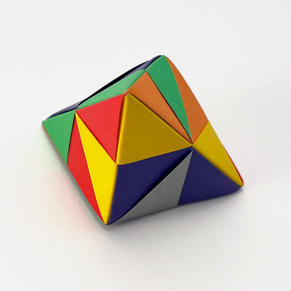 Model: Pinwheel tetrahedron (3 unit assembly) designed by Kunihiko Kasahara folded and photographed by Stephanie Gruschka