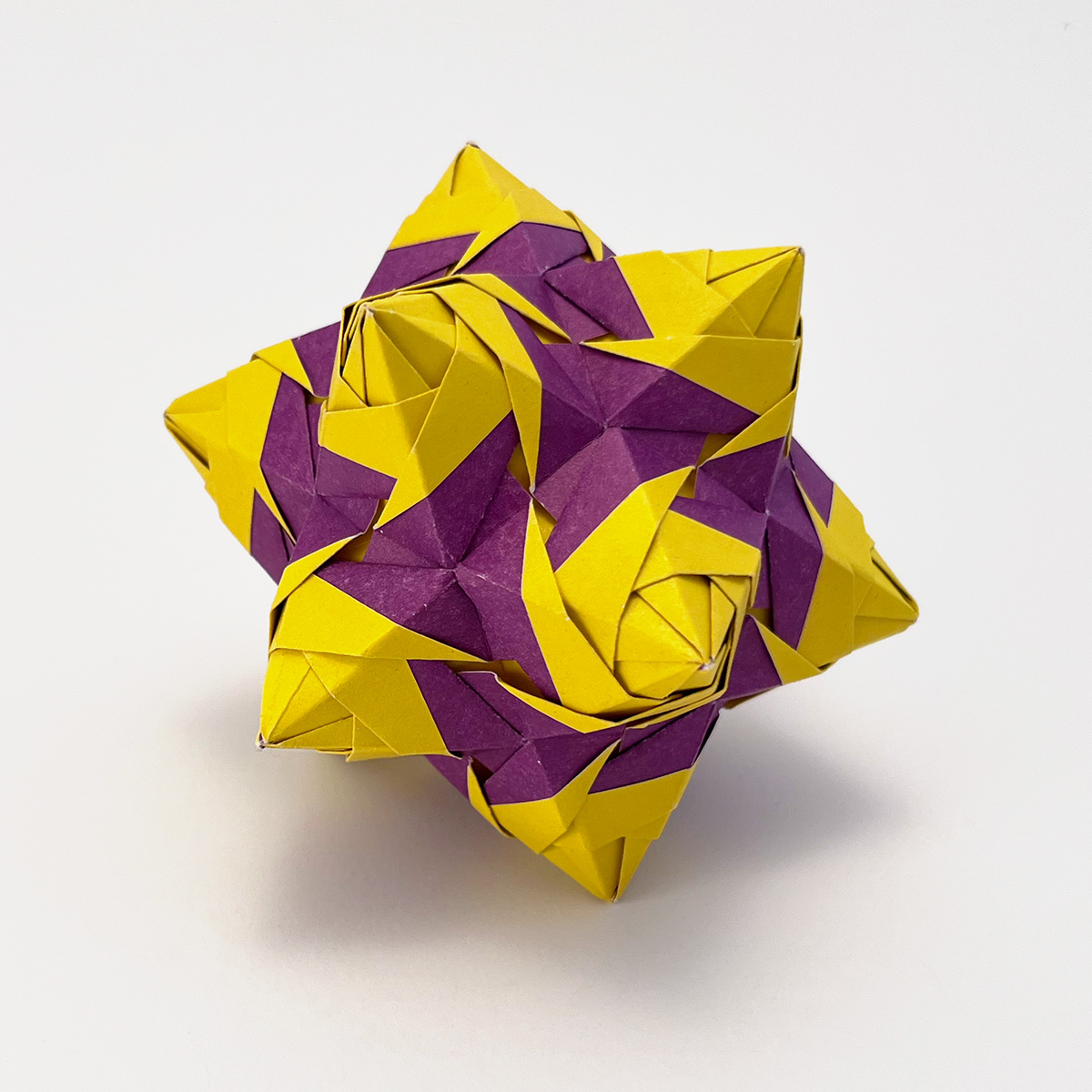 Model: Rose Unit stellated Dodecahedron (30 units) designed by Tomoko Fuse folded and photographed by Stephanie Gruschka