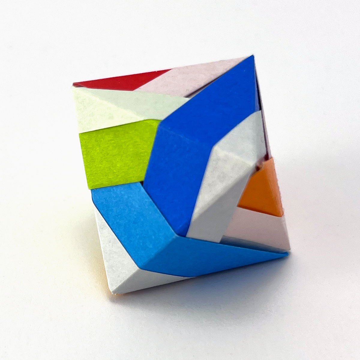 Model: Octahedron the barber (6 units) designed by Tomoko Fuse folded and photographed by Stephanie Gruschka