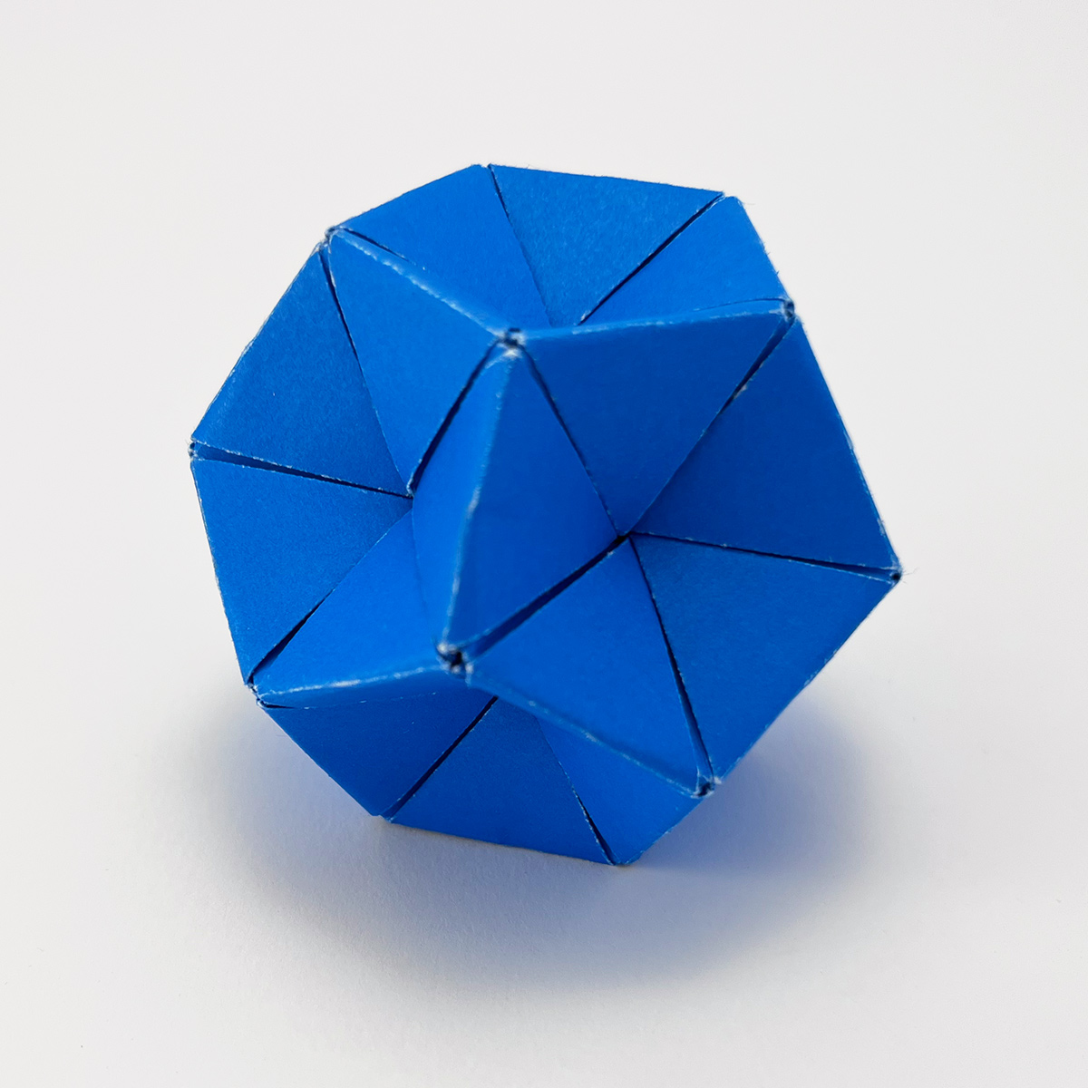 Model: Dual triangles 30-unit concave assembly designed by Tomoko Fuse folded and photographed by Stephanie Gruschka