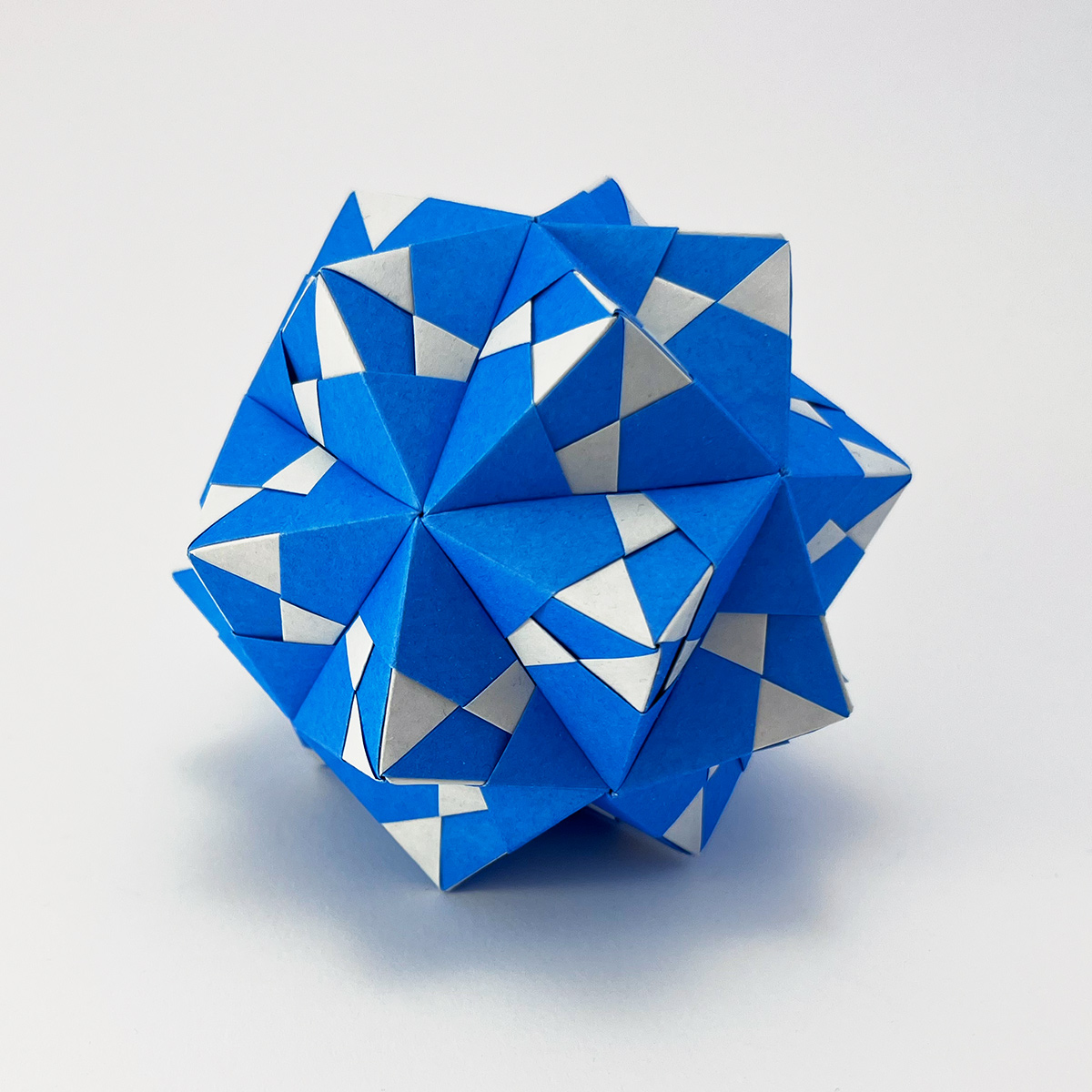 Model: Spiked Icosahedra Sonobe Variant designed by Michał Kosmulski and tomoko07011209 (小田智子) folded and photographed by Stephanie Gruschka